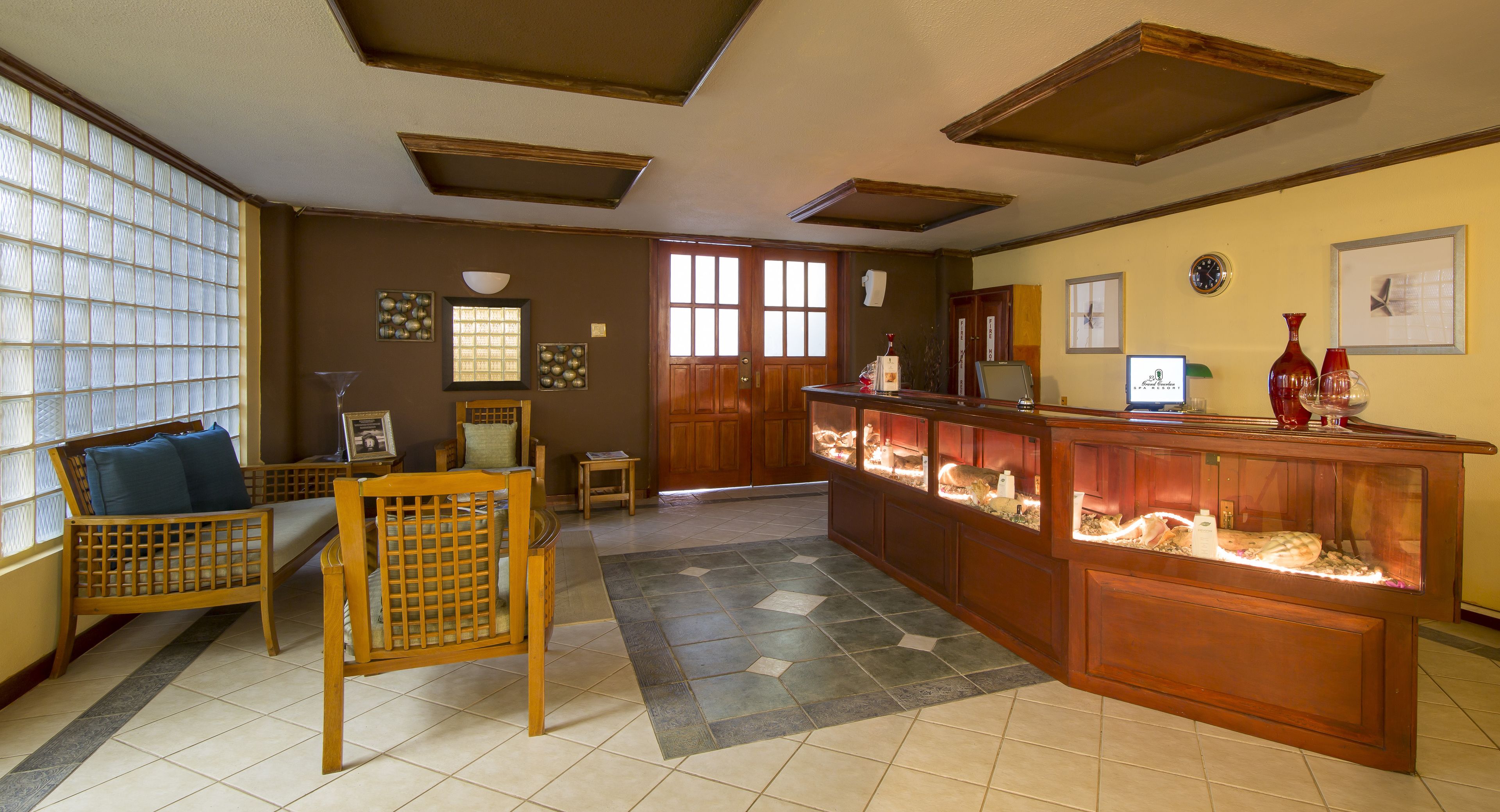 Ein traditionelles Interieur mit Holzmöbeln, Fliesenboden und einer Vitrine mit Ausstellungsstücken.