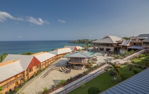 Piscine extérieure, parasols de plage, chaises longues