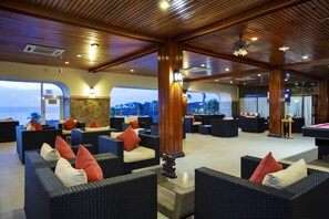 2 bars/lounges, swim-up bar, poolside bar, beach bar