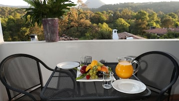 1 dormitori, cobrellits i caixa forta a l'habitació