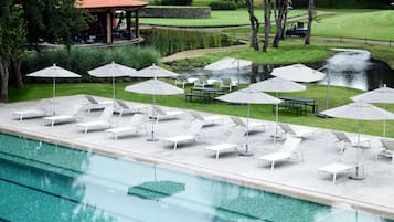 Piscina a l'aire lliure (horari: 07:00-19:00), para-sols i gandules