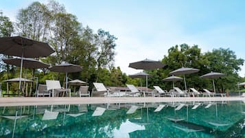 Piscine extérieure, parasols de plage, chaises longues