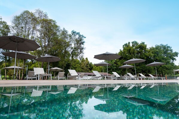 Piscine extérieure, parasols de plage, chaises longues