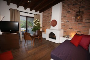 Suite junior | Edredón, caja de seguridad en la habitación y decoración personalizada 