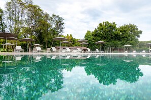 Outdoor pool, open 7:00 AM to 7:00 PM, pool umbrellas, sun loungers - Hotel Avandaro Golf And Spa (Valle de Bravo)