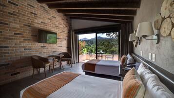 Habitación superior, 2 camas matrimoniales | 1 habitación, edredón y caja de seguridad en la habitación