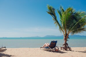 Am Strand, Liegestühle, Sonnenschirme, Strandtücher