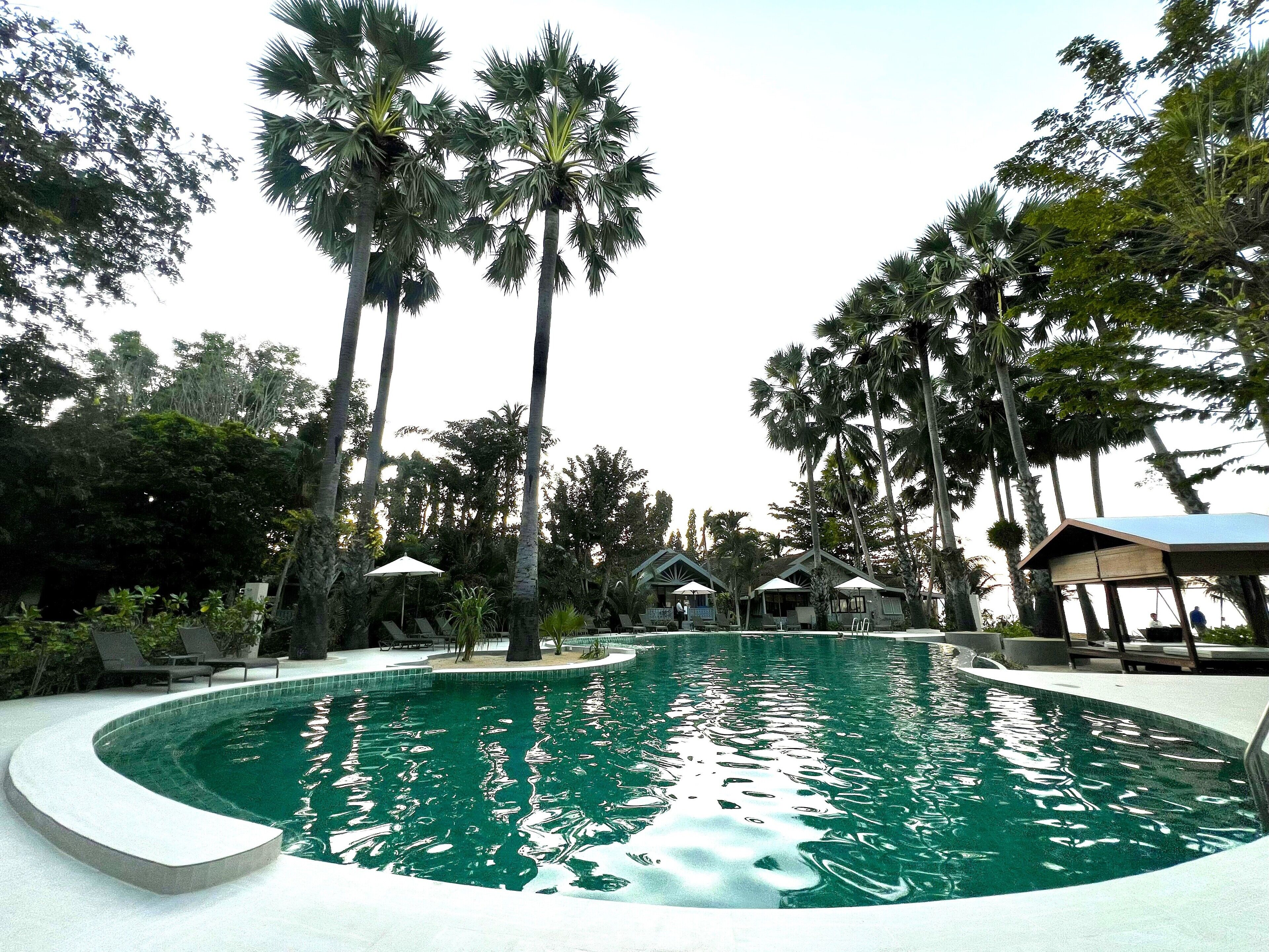 2 piscinas externas, funciona das 7h às 19h, guarda-sóis