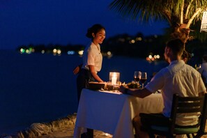 Se sirven desayunos y almuerzos; cocina italiana; con vista a la playa