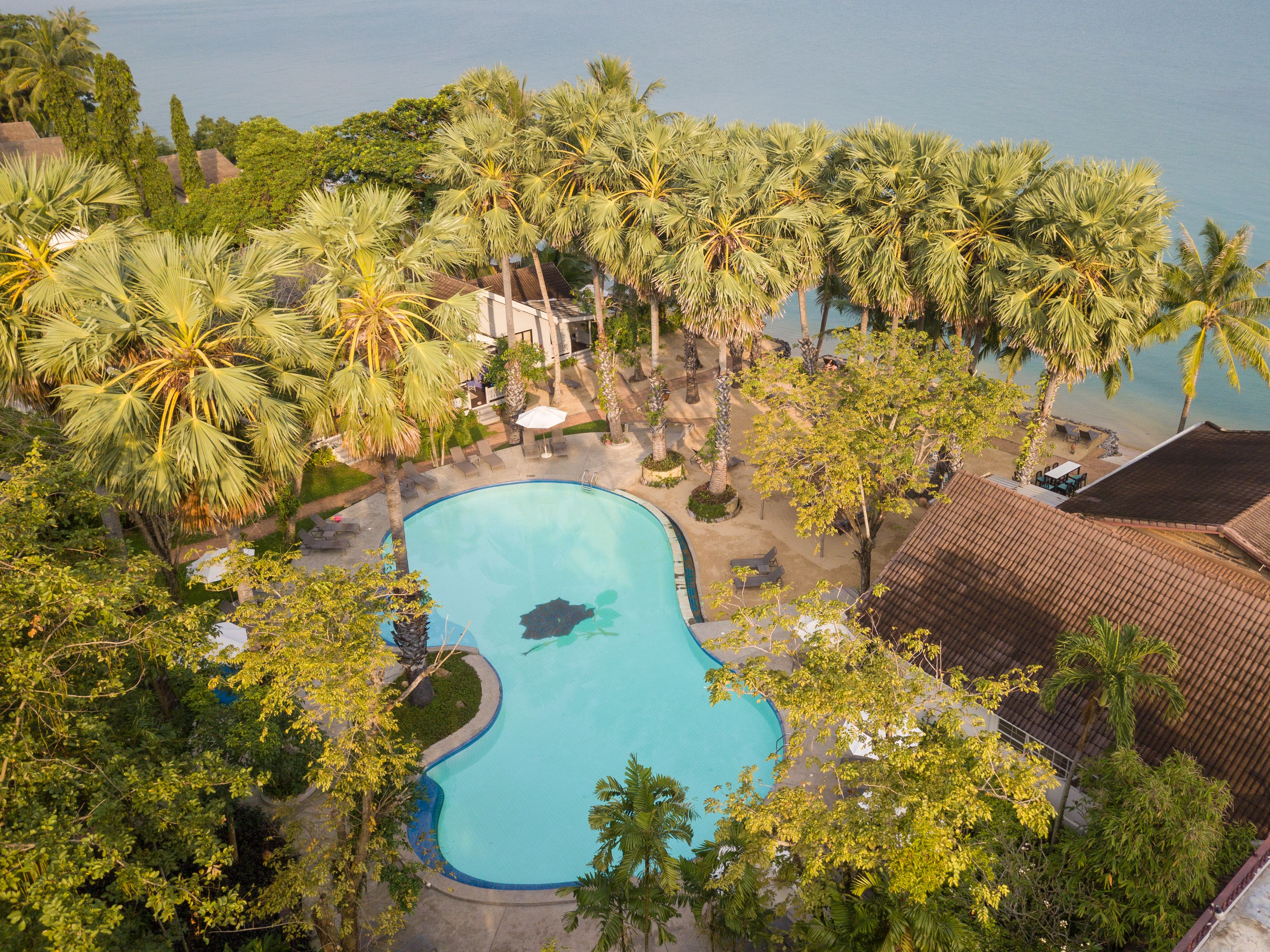 2 outdoor pools, open 7:00 am to 7:00 pm, pool umbrellas, pool loungers