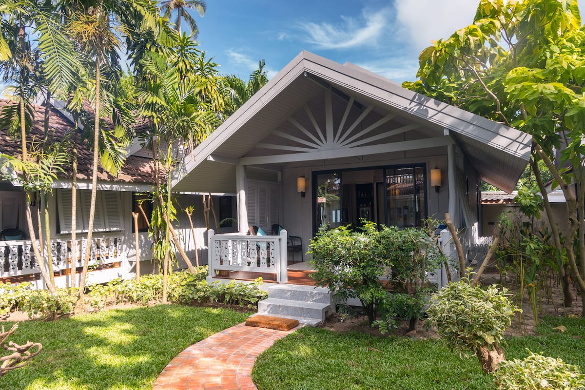 Villa, 1 King Bed, Garden View, Garden Area | Premium bedding, Select Comfort beds, minibar, in-room safe