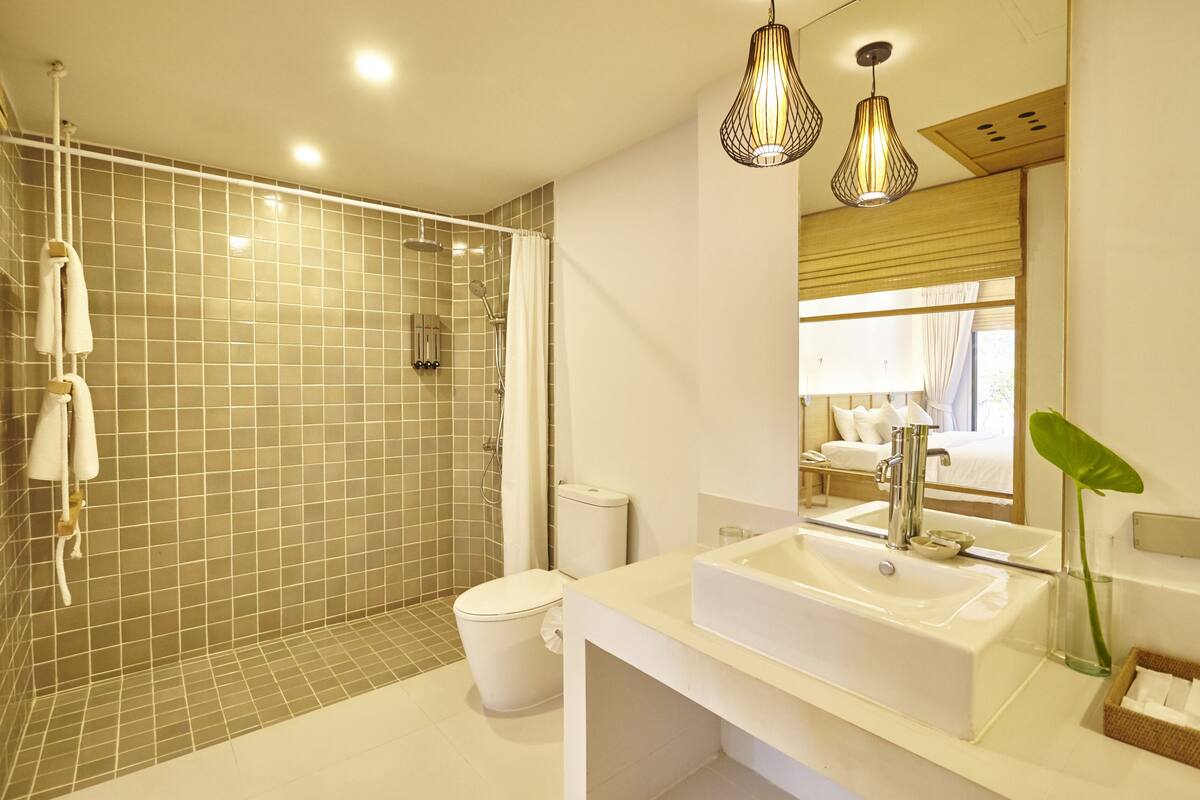 shower, rainfall showerhead, free toiletries, hair dryer