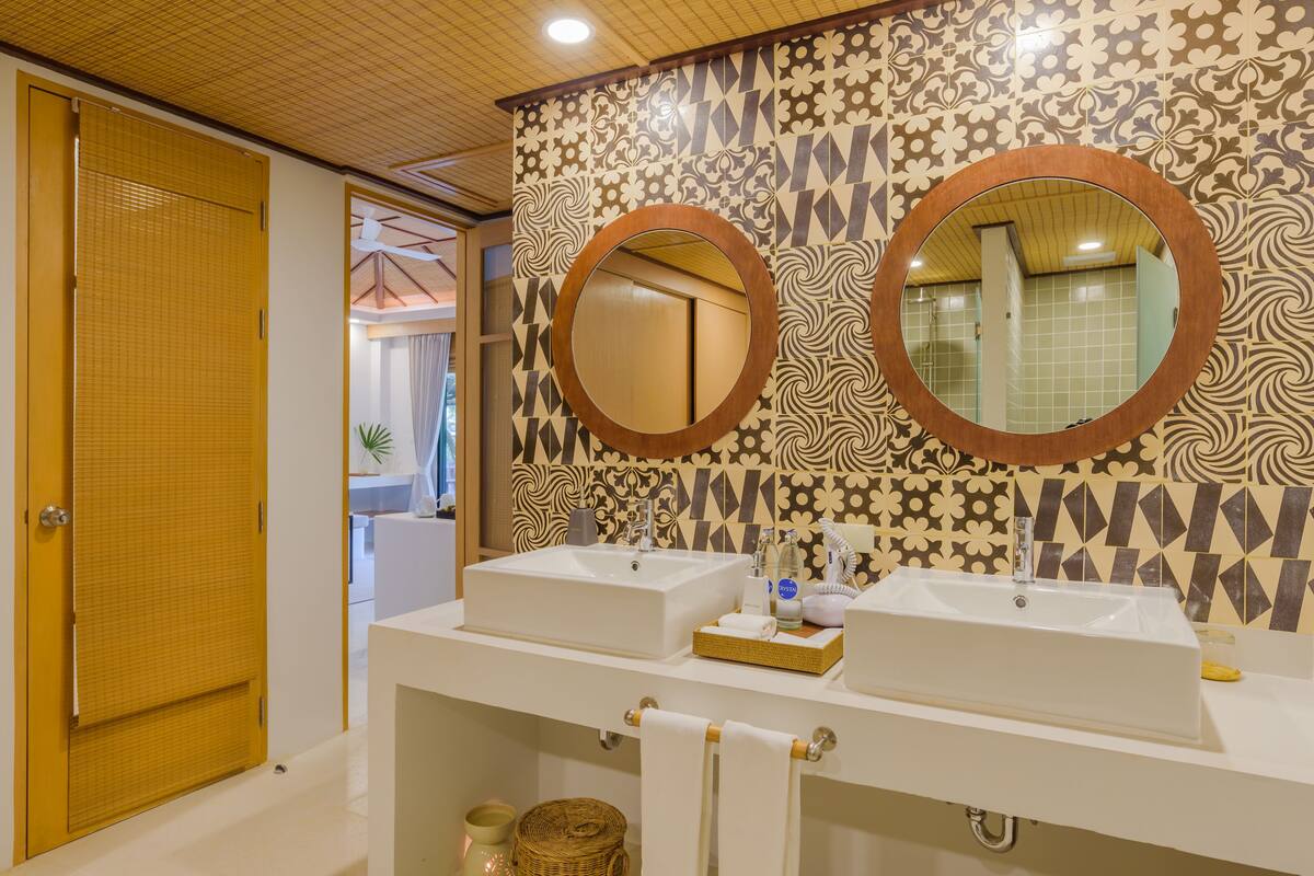 deluxe villa, 1 bedroom, pool view, poolside | bathroom | shower, rainfall showerhead, free toiletries, hair dryer