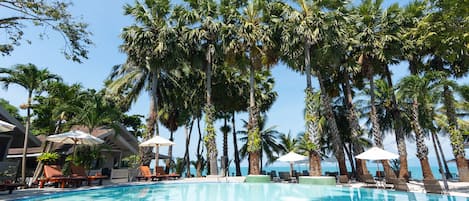 2 piscines extérieures, parasols de plage, chaises longues