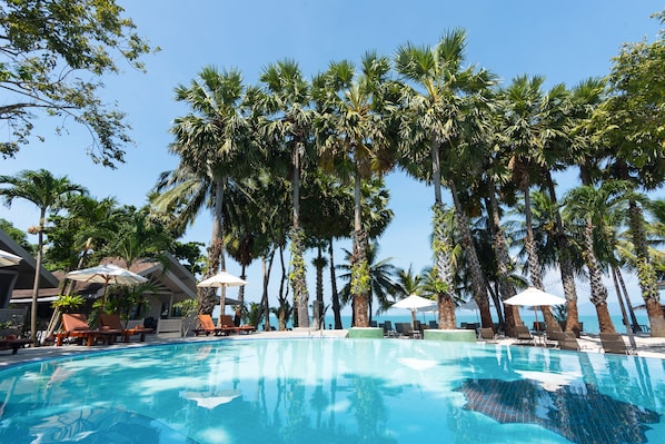 2 piscines extérieures, parasols de plage, chaises longues