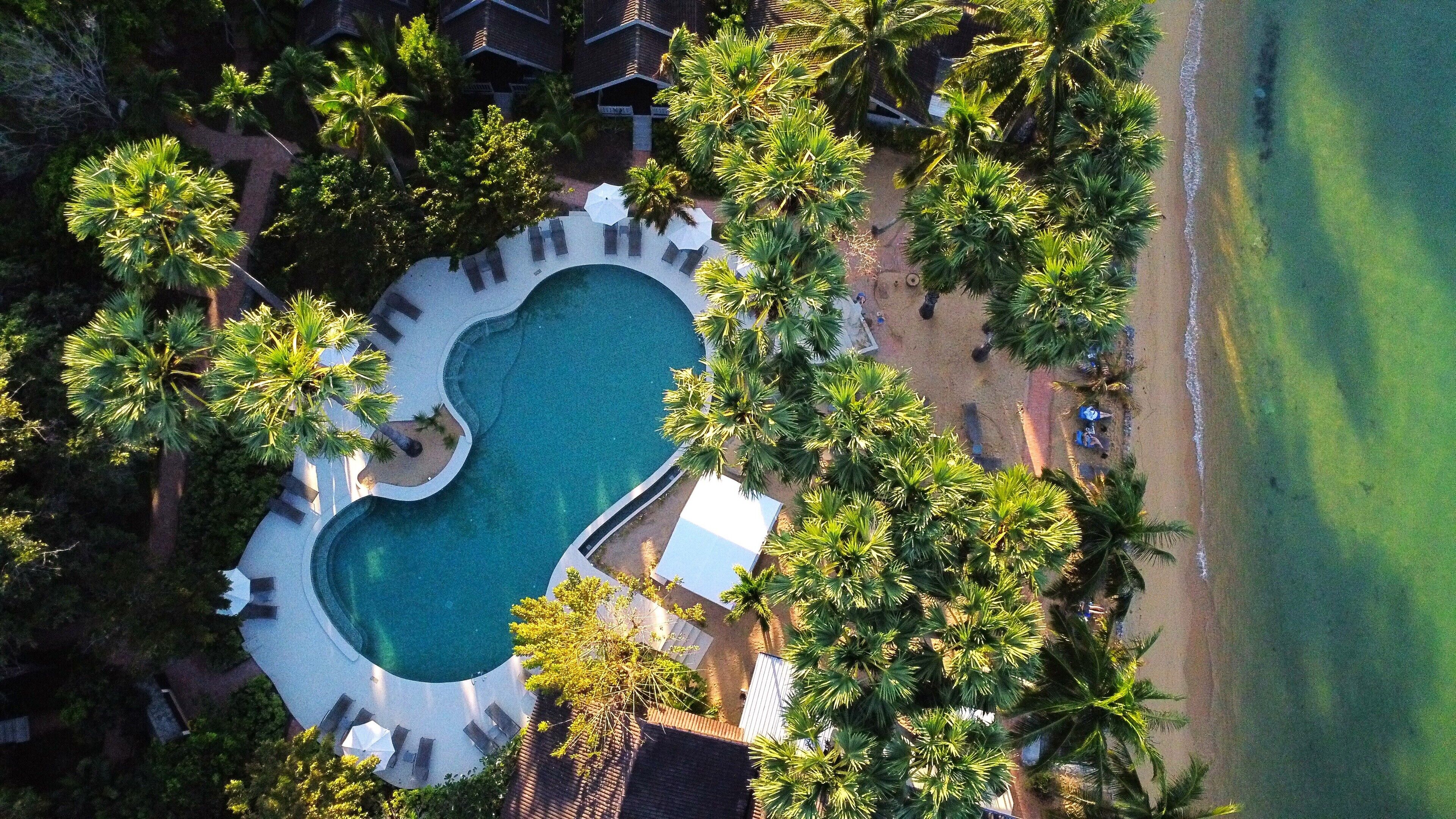 2 kolam renang terbuka, payung kolam, kerusi lepak pantai 