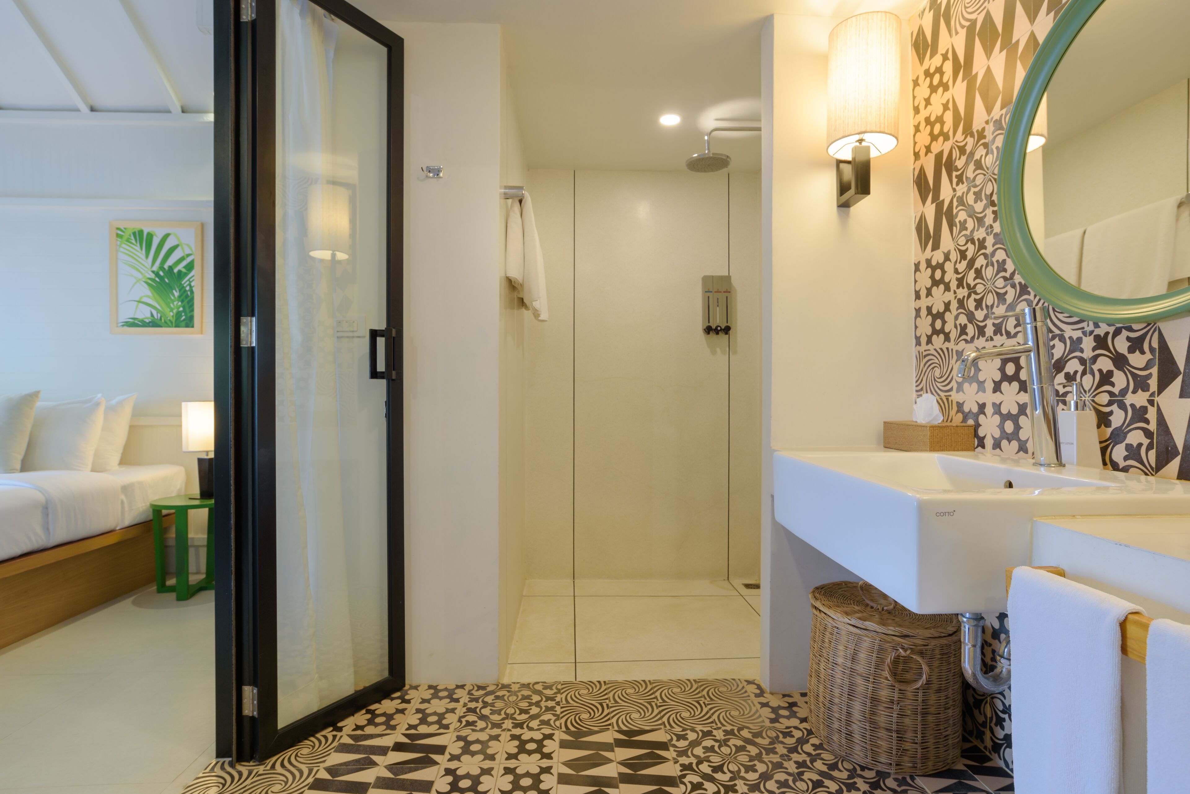 Une salle de bain d’hôtel équipée d’une douche, de toilettes et d’un lavabo.