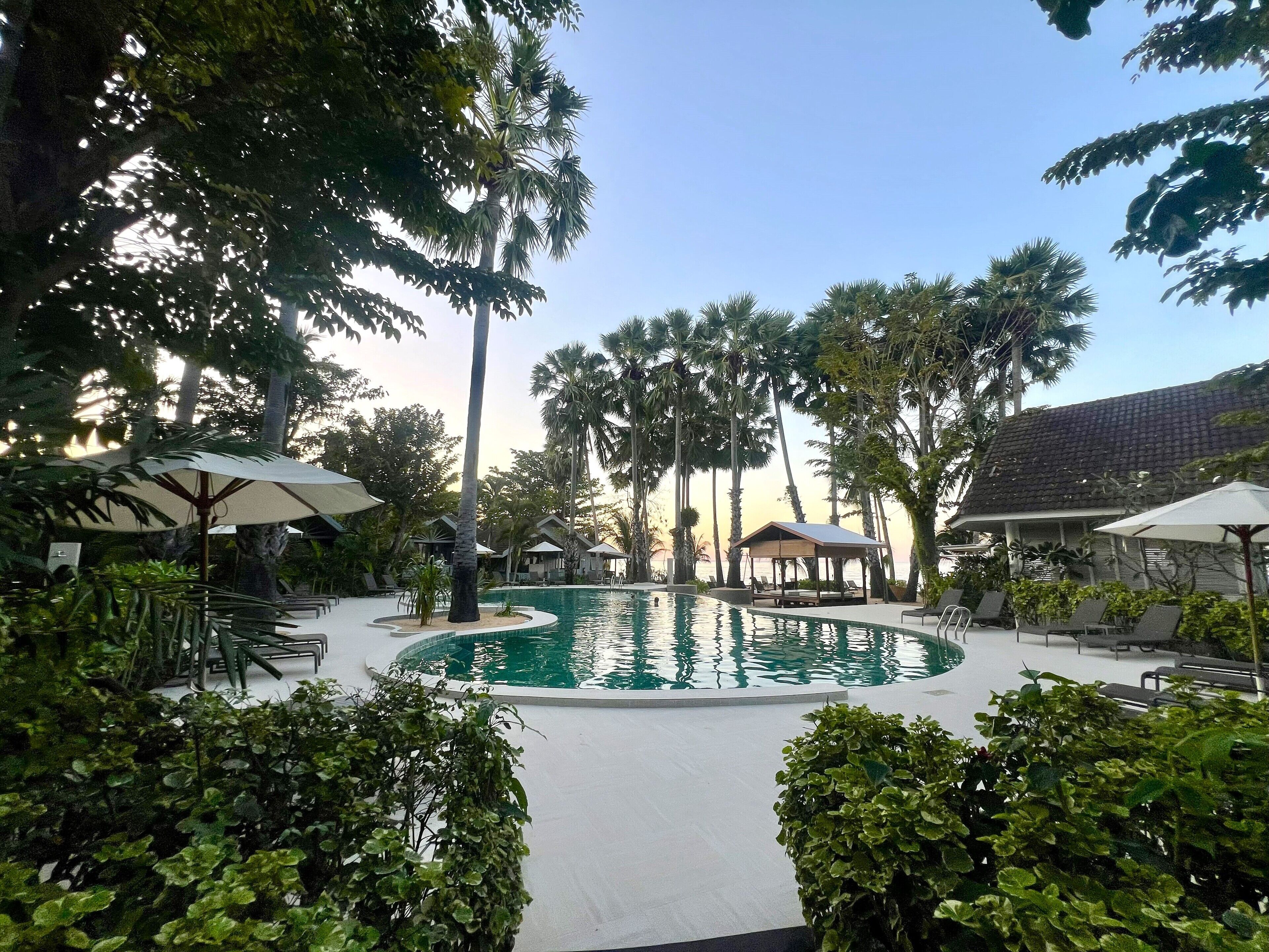 2 utendørsbassenger, bassengparasoller og solsenger