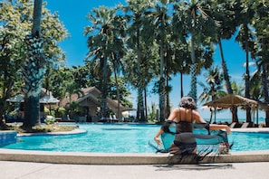 2 piscinas al aire libre, sombrillas, sillones reclinables de piscina