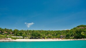 Am Strand, Liegestühle, Sonnenschirme, Strandtücher