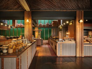 朝食 (ビュッフェ)、毎日提供 (無料)