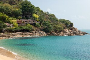 On the beach, sun-loungers, beach umbrellas, beach towels - Garrya Tongsai Bay Samui (Koh Samui)