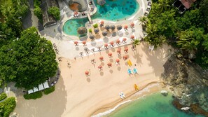 Am Strand, Liegestühle, Sonnenschirme, Strandtücher
