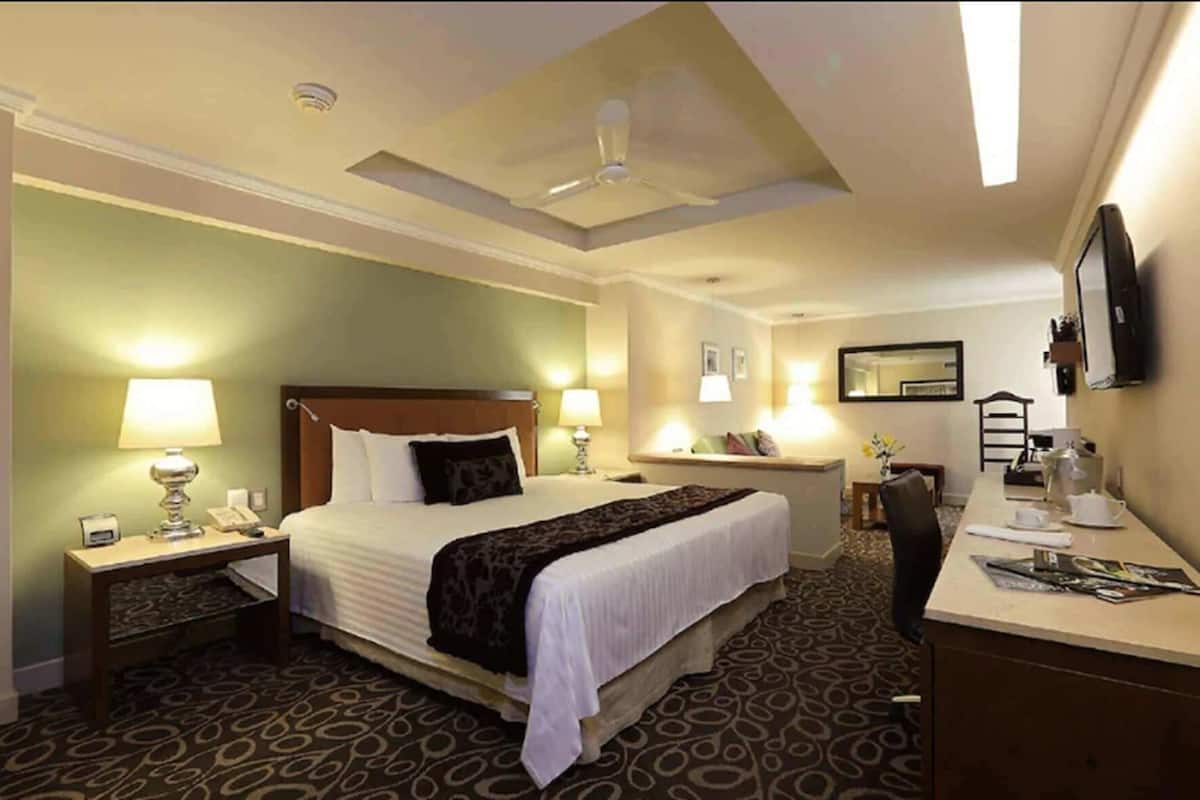Premium bedding, in-room safe, desk, soundproofing