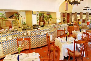 S'hi serveixen esmorzars, dinars i sopars 
