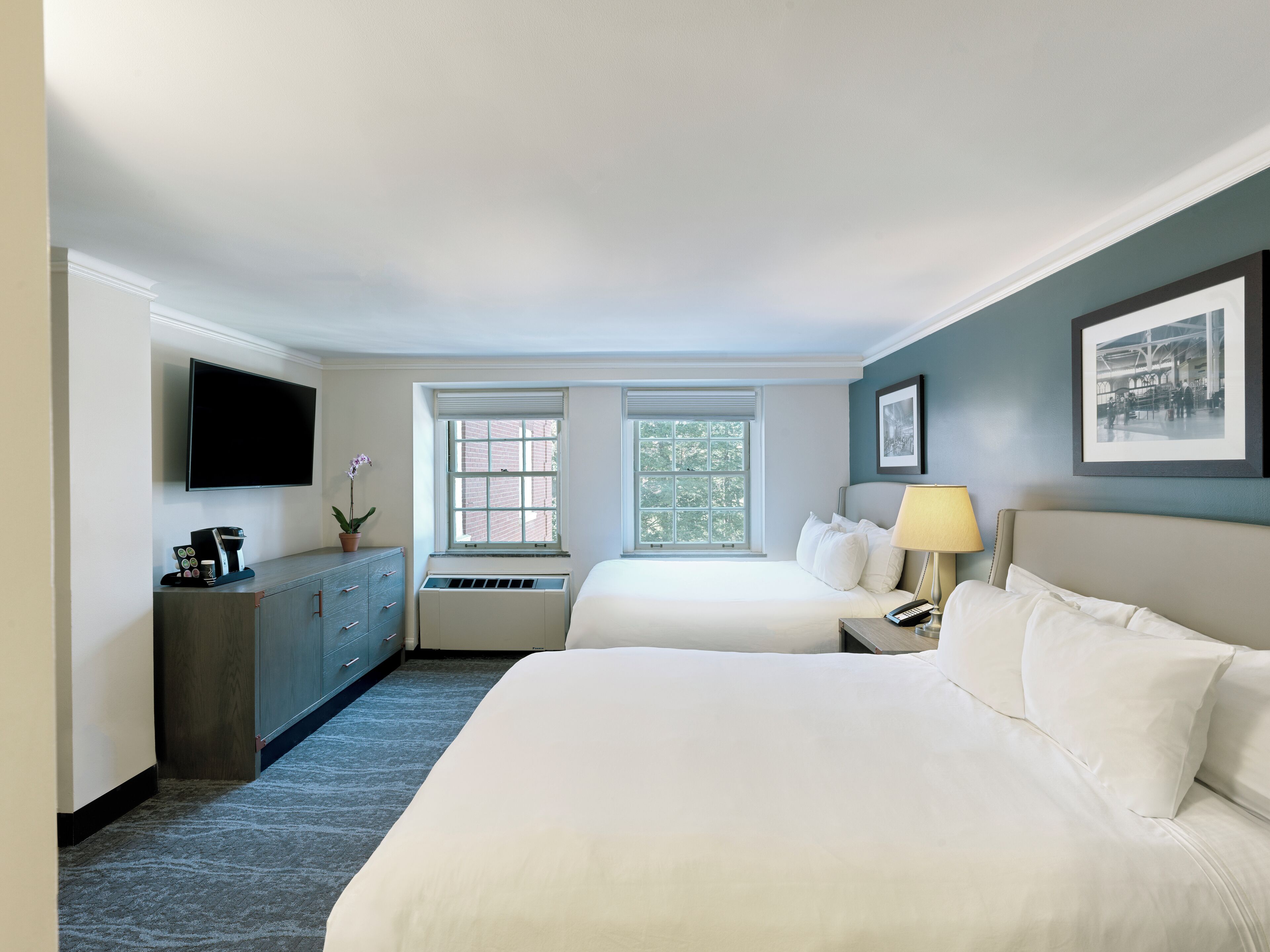 Standaard kamer, 2 queensize bedden | Een kluis op de kamer, een strijkplank/strijkijzer, gratis wifi