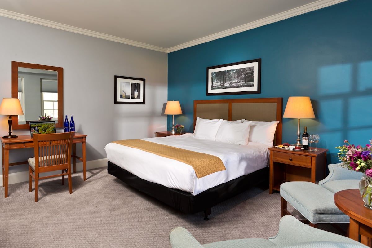 Deluxe Room, 1 King Bed | In-room safe, iron/ironing board, free WiFi, bed sheets
