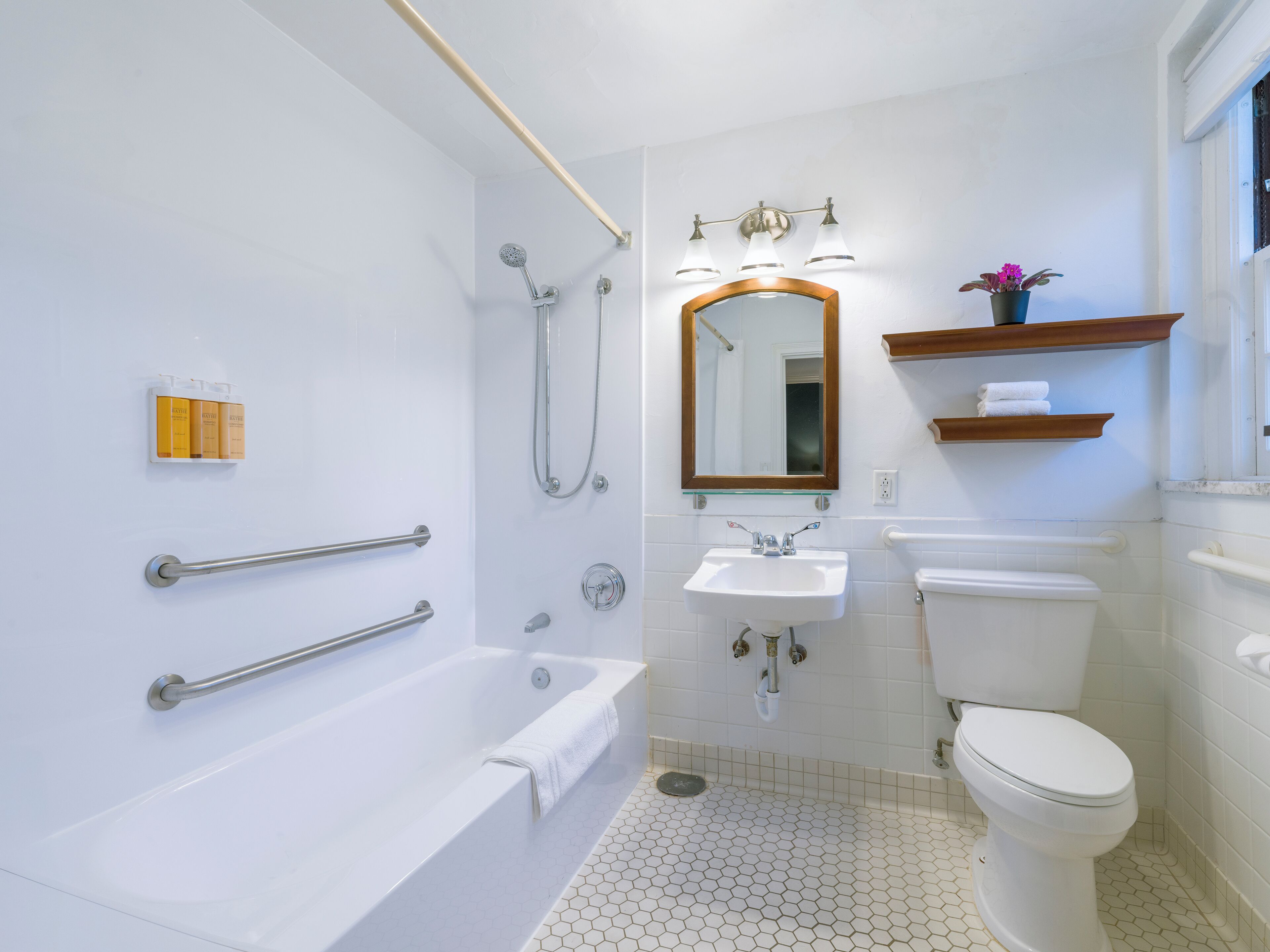 Un baño moderno con bañera, inodoro, lavabo y ducha.