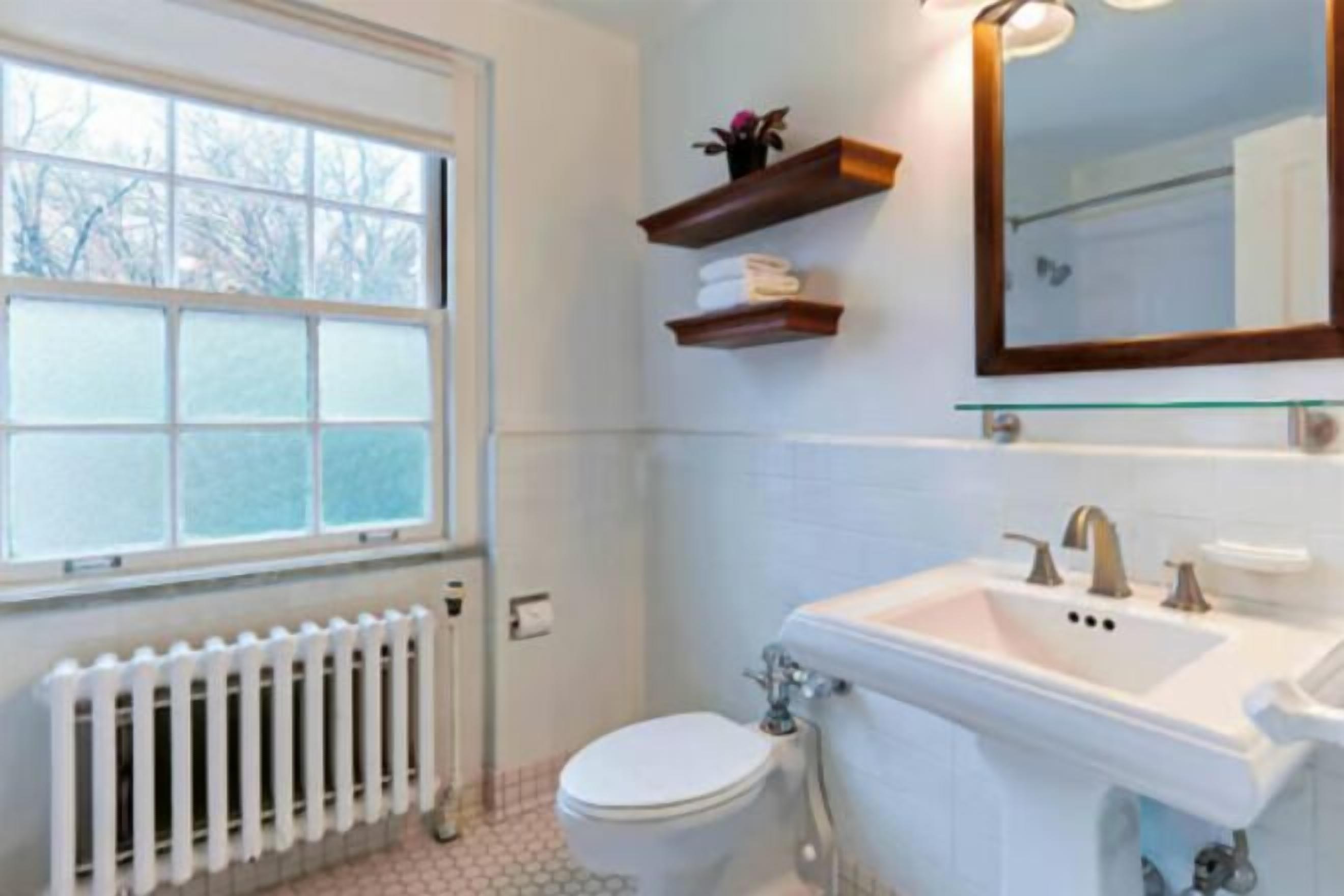 Bathroom | Combined shower/tub, free toiletries, hair dryer, towels
