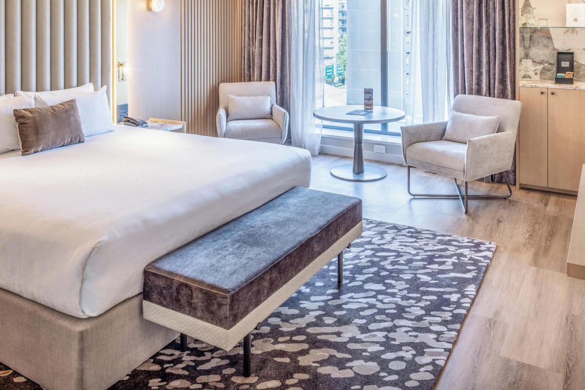 Chambre Club, 1 très grand lit, accès au bar-salon | Literie de qualité, lit avec matelas Select Comfort