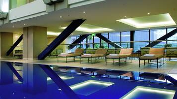 Alberca techada y alberca climatizada