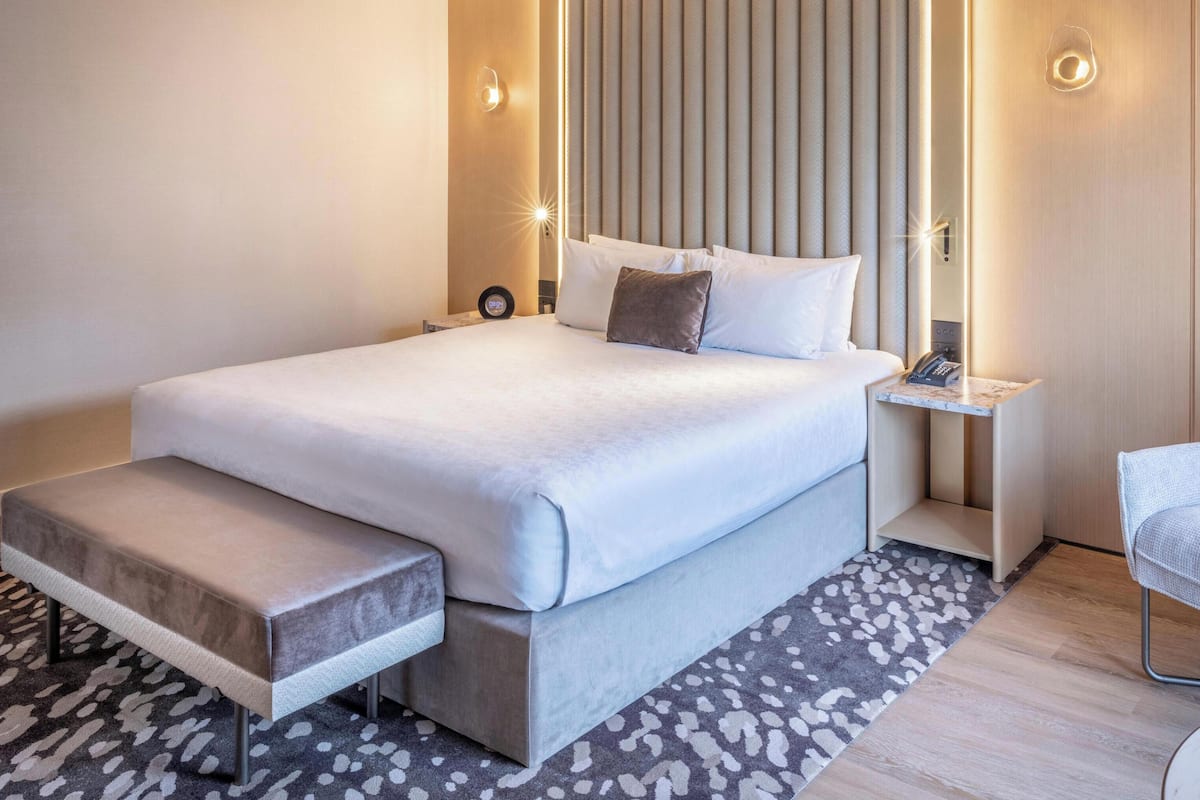 Premier Deluxe 1 King | เครื่องนอนระดับพรีเมียม, เตียง Select Comfort, ตู้นิรภัยในห้องพัก