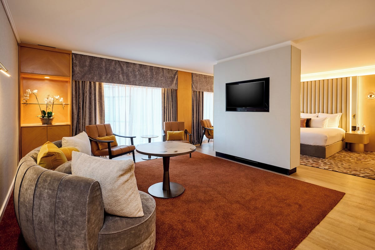 Suite Junior, 1 letto king, vista città (Club Access) | Area soggiorno | TV LED 43 pollici con canali satellitari