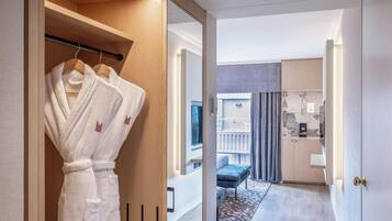 Quarto club, 2 camas de casal, acesso ao Club Lounge | Roupas de cama premium, camas Select Comfort, cofres nos quartos