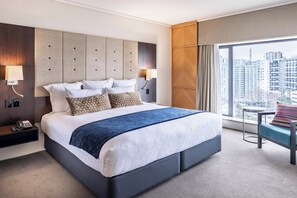 Junior Suite, 1 King Bed, City View (Club Access) | Premium bedding, Select Comfort beds, in-room safe, blackout drapes