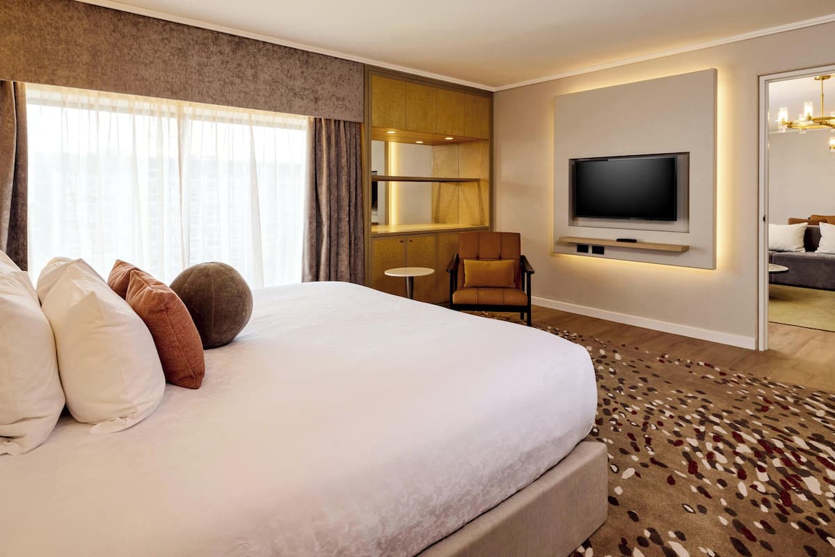 ห้องสวีท, เตียงคิงไซส์ 1 เตียง (M Suite - Club Access) | เครื่องนอนระดับพรีเมียม, เตียง Select Comfort, ตู้นิรภัยในห้องพัก