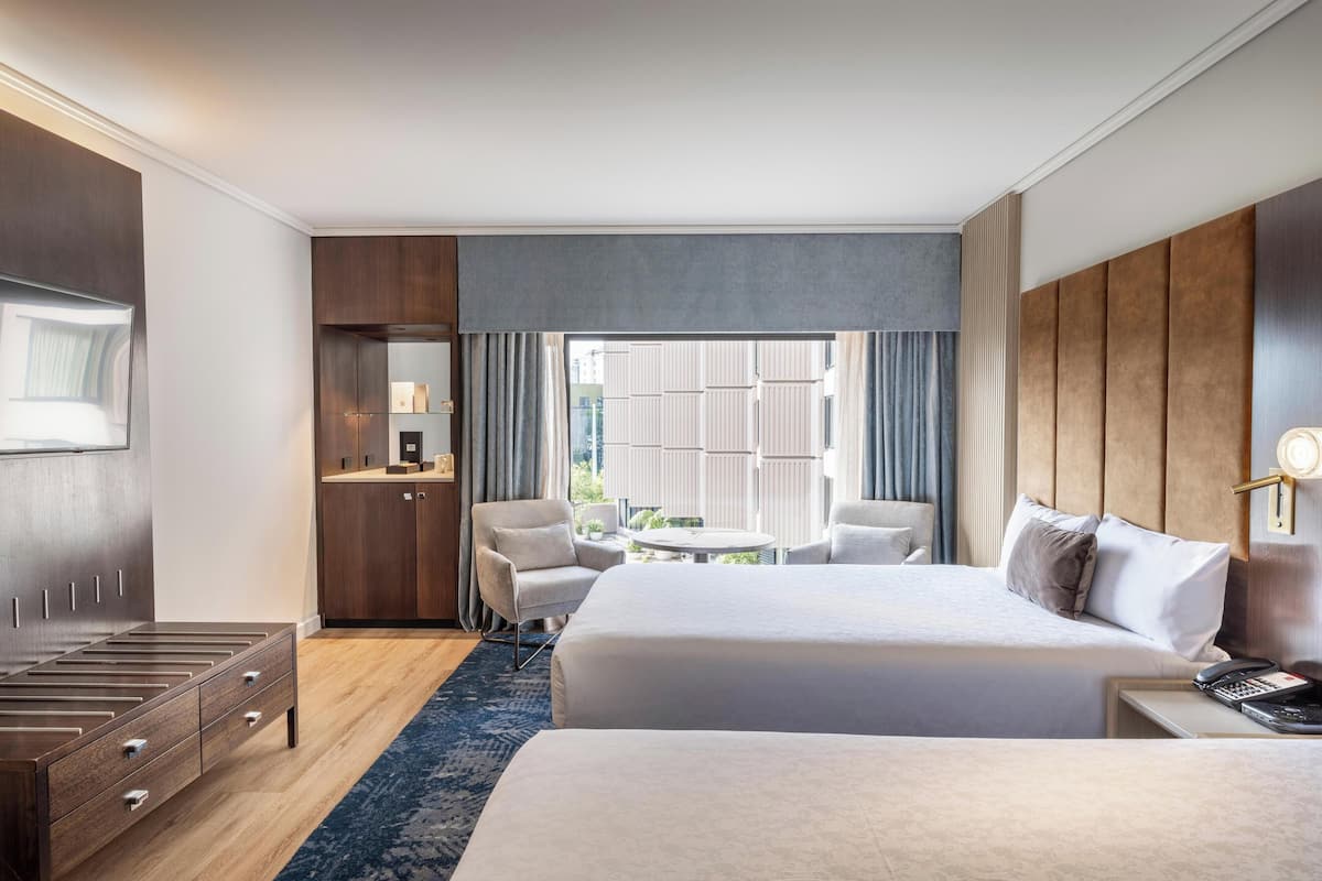 ห้องดีลักซ์, เตียงใหญ่ 2 เตียง | เครื่องนอนระดับพรีเมียม, เตียง Select Comfort, ตู้นิรภัยในห้องพัก