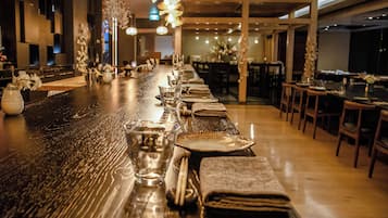 2 bars/lounges