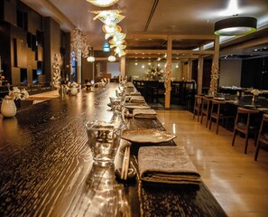 2 bars/lounges