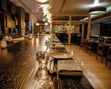 2 bars/lounges