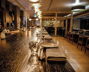 2 bars/lounges