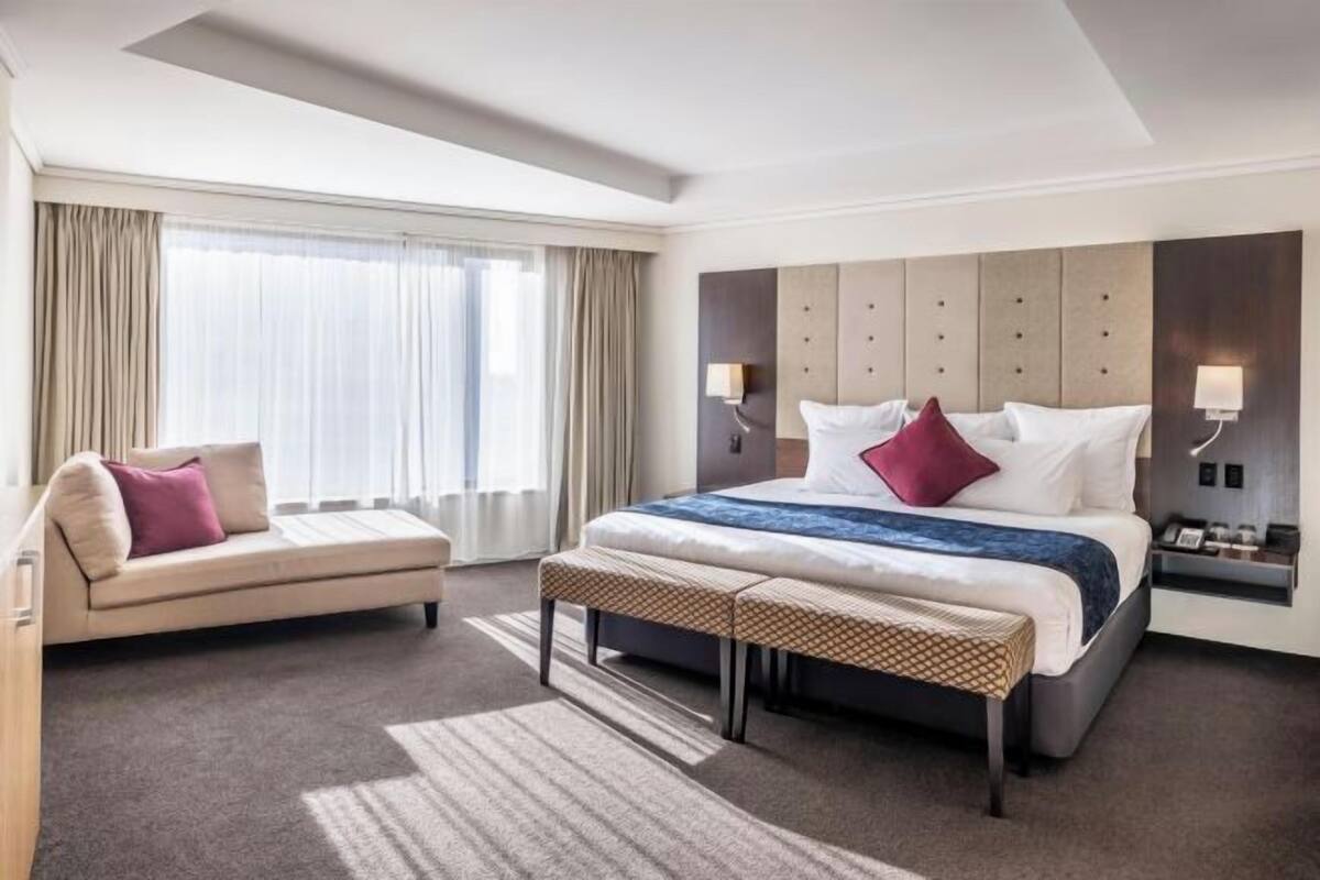 เครื่องนอนระดับพรีเมียม, เตียง Select Comfort, ตู้นิรภัยในห้องพัก
