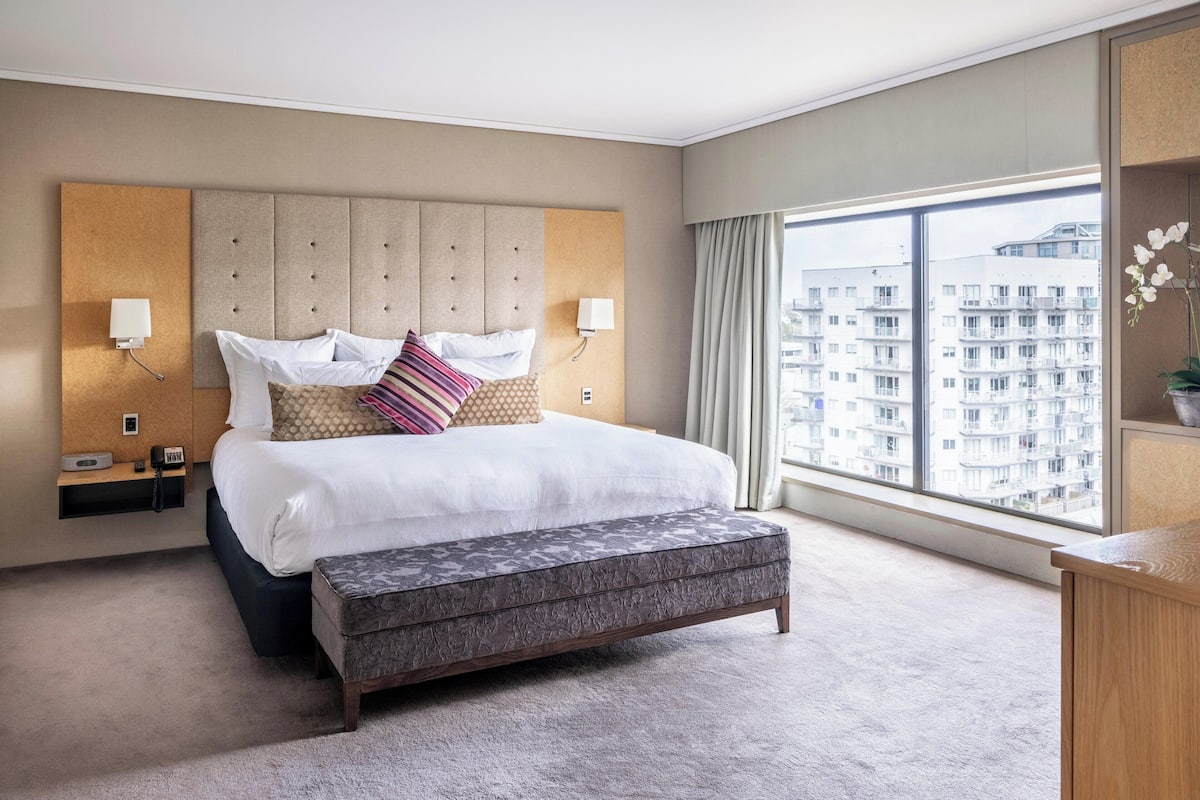 Suite, 1 très grand lit (M Suite - Club Access) | Literie de qualité, lit avec matelas Select Comfort