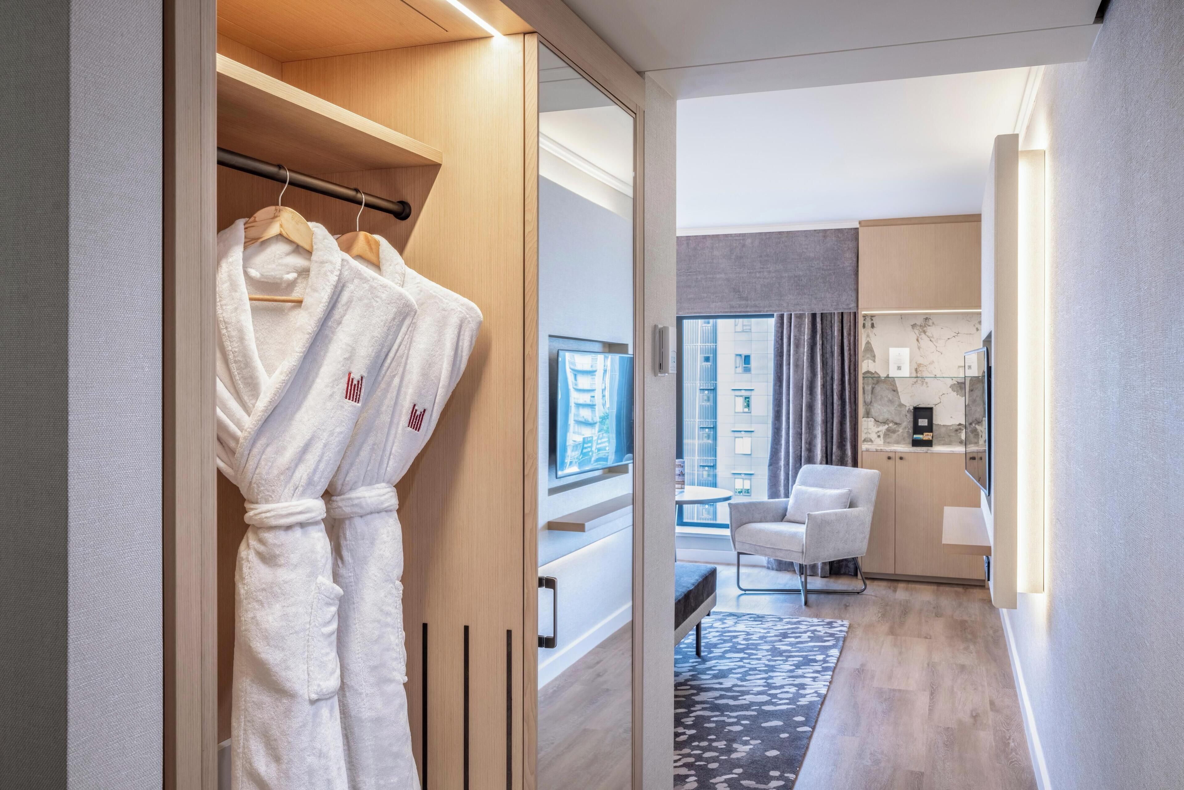 Club Room, 1 King Bed, Club Lounge Access | Premium bedding, Select Comfort beds, in-room safe, blackout drapes