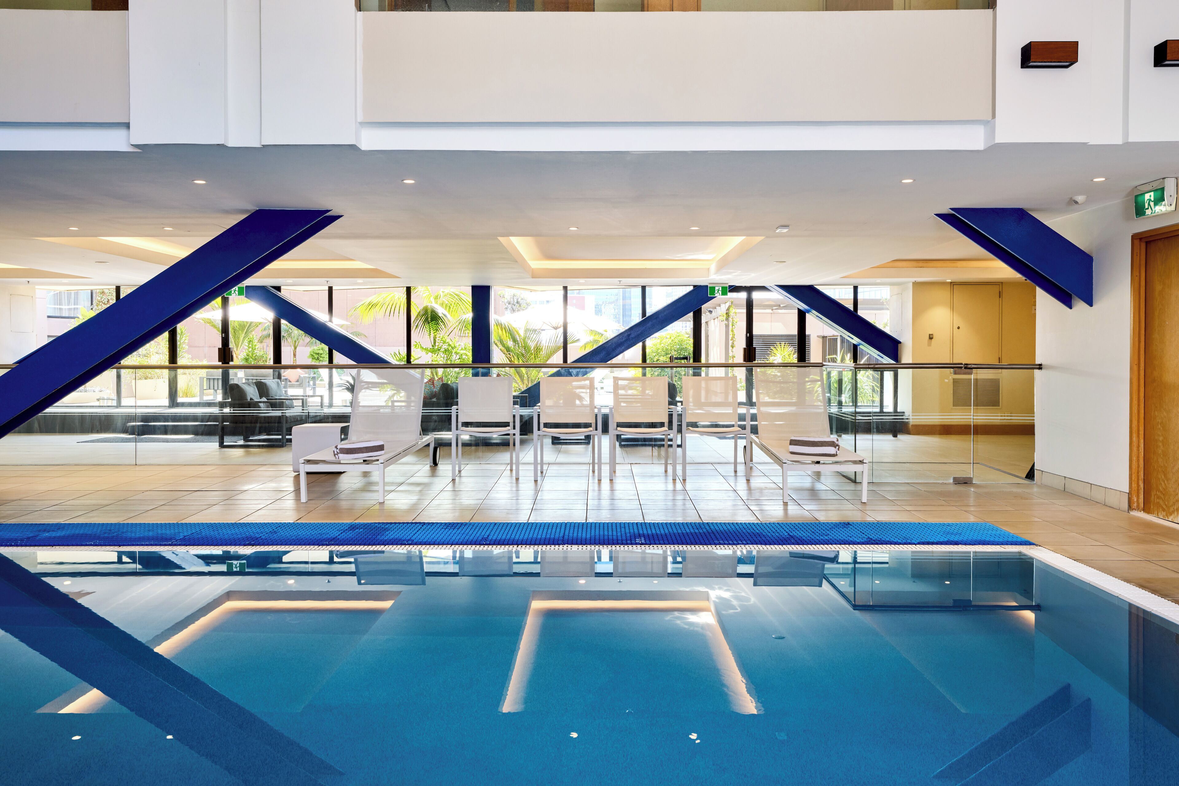 Una piscina cubierta, una piscina climatizada