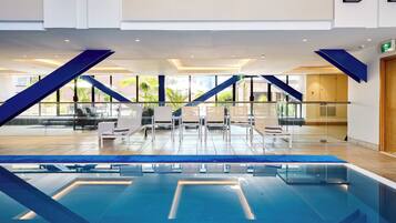 Una piscina cubierta, una piscina climatizada